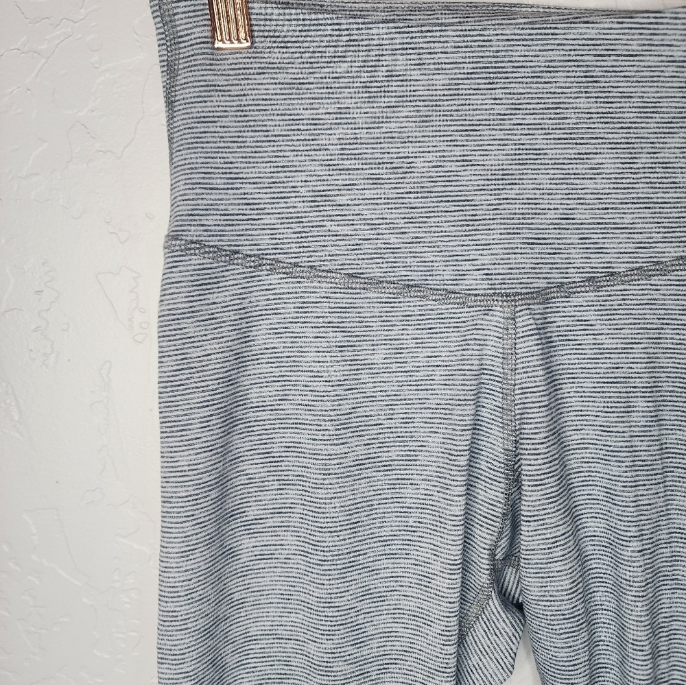 Old‎ Navy Active Fitted Crop Striped Leggings Size Small - Picture 2 of 7